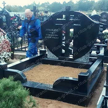 Фото мемориального комплекса из гранита на могилу на кладбище 0046